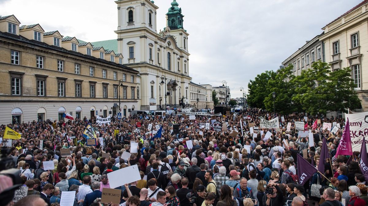Interrupce přispěly k vítězství polské opozice ve volbách. V koaliční smlouvě ale nejsou